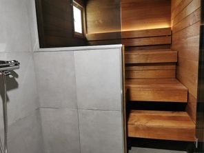 Nykyaikainen kylpyhuone- ja saunatilat